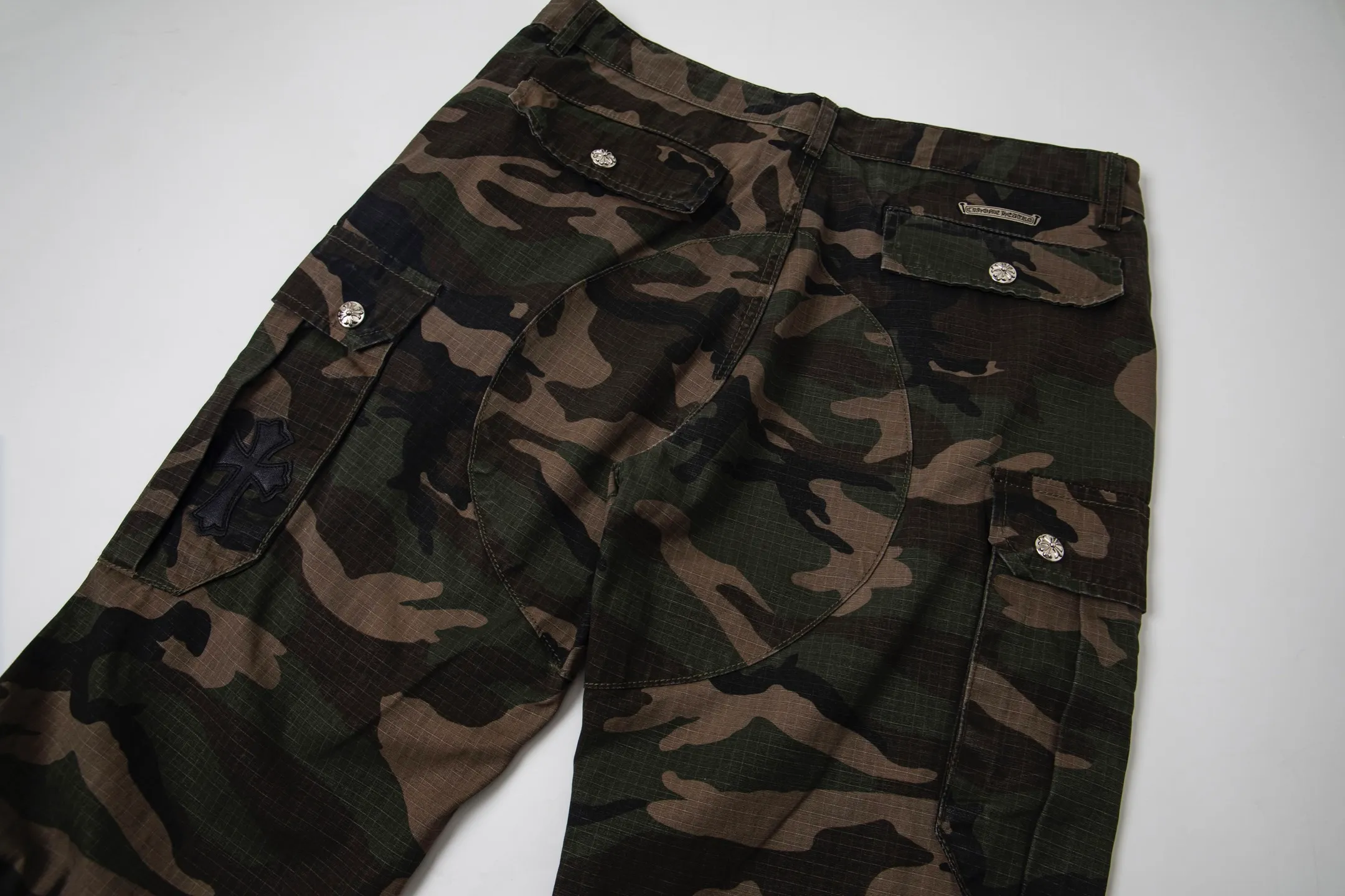 P260 (all popular models are back) Chrome hearts CH Chrome hearts new silver camouflage three-dimensional pocket overalls Chrome hearts is a top brand in the fashion world, and this pair of pants is one of the best. It uses the classic Levi's jeans bottom panel, which has been carefully disassembled and spliced. The washed effect is natural, showing a unique retro charm. The pants are based on camouflage and are paired with cross patches, which have a great visual impact. These patches are exquisitely crafted and have a luxurious feel. The hardware accessories are ultra-exquisite. The placket buckle is made of silver, hand-polished and painted with distressing liquid. The main buckle has a three-dimensional cross flower shape. The six-pointed star screws and hand-cut leather washers on the back are full of details, which are both beautiful and durable. Style number: 1731# Color: Camouflage Size: 28 30 32 34 36
